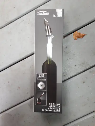 Cools wine and aerates as you pour. Je parle aussi français.