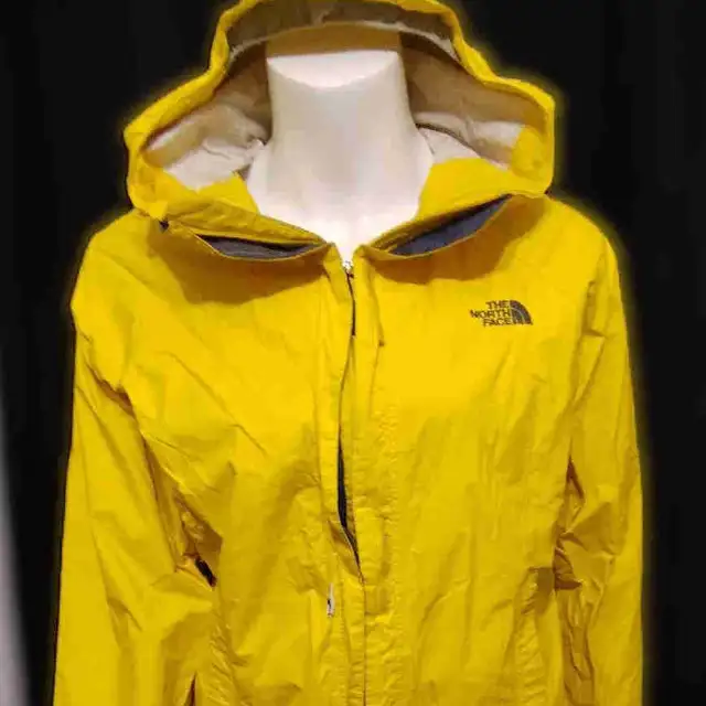North Face Ladies Yellow Rain Jacket (M) in Women's - Tops & Outerwear in Lloydminster - Image 2
