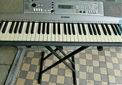 YAMAHA psr-e313 61 keys +base/prend ech. audio 70s ou high end, View more