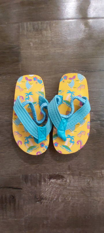 Girls Beach Flip Flops, Toddler Size 7 in Clothing - 2T in Kitchener / Waterloo