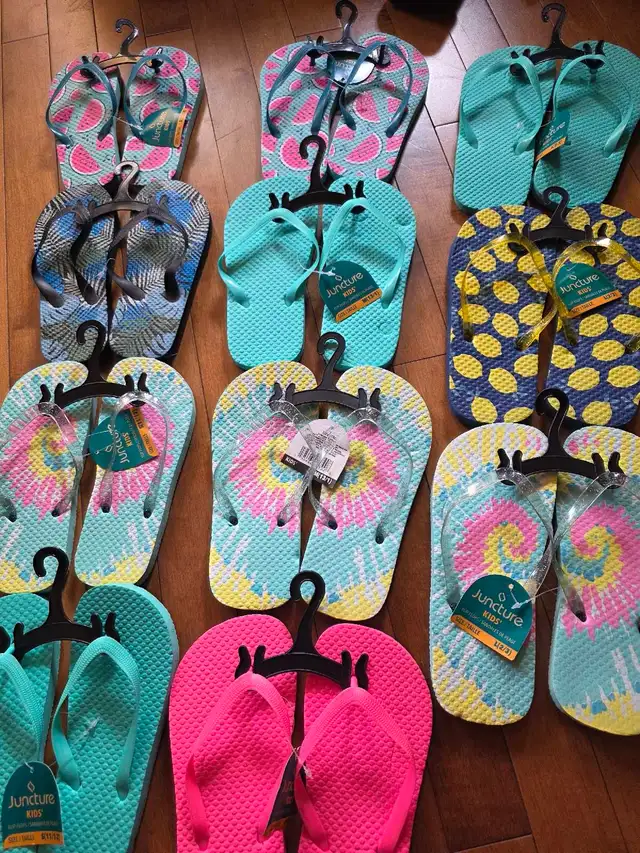 sandals flip flops kids / women in Kids & Youth in Edmonton - Image 4