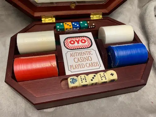 VINTAGE CLASSIC WOODEN CASE NEW IN BOX POKER CHIPS WITH CARDS AN in Arts & Collectibles in Mississauga / Peel Region - Image 4