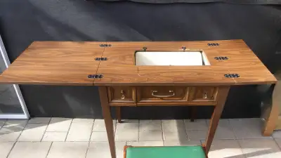 Singer sewing machine with table/cabinet/stool with storage. very good conditions.