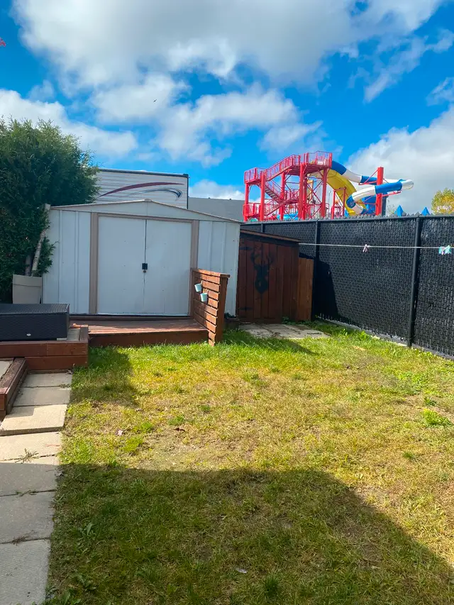 Trailer with setup for sale at the Atlantide complex in St-Calixte62863276991362124