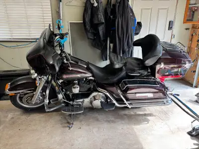 5 speed, alarm, radio, hard lockable saddle bags, accident free, one owner back rest, beer box, helm...