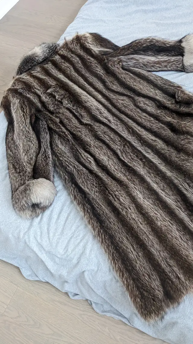 Beautiful Full-Length Raccoon Fur Coat with Fox Trim in Women's - Tops & Outerwear in Markham / York Region - Image 4