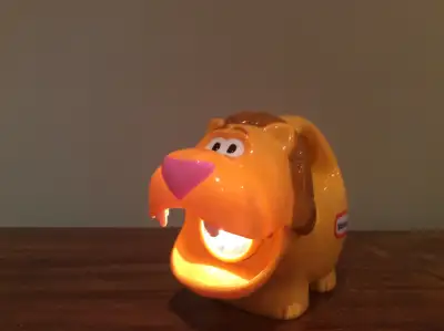 lampe d'enfant, fonctionne tres bien, fait le bruit de l'animal quand on l'allume, vendu avec les ba...