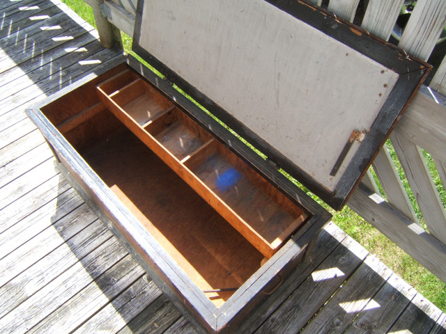 A vintage carpenter's tool chest in Arts & Collectibles in Fredericton - Image 3