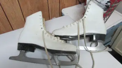 very good condition lots of blade Ladies size 7 skates