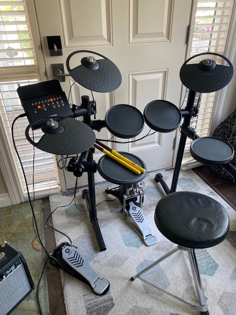Yamaha dtx 450k electronic drum set with squier amp Drums