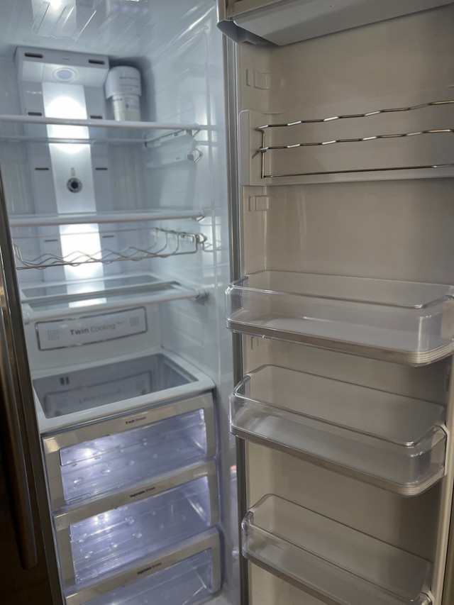 Samsung  22 cu. ft. Counter Depth Side-by-Side Refrigerator SS in Refrigerators in Oakville / Halton Region - Image 4