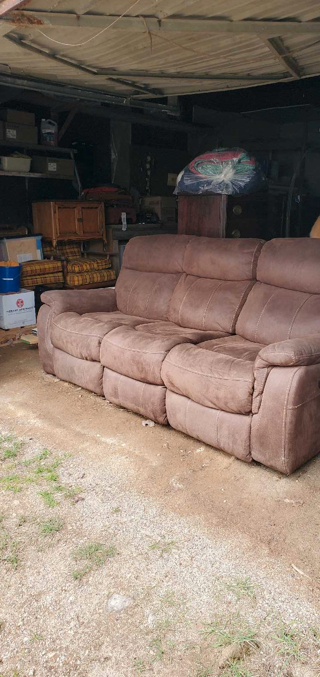 beautiful chocolate recliner sofa in Couches & Futons in North Bay
