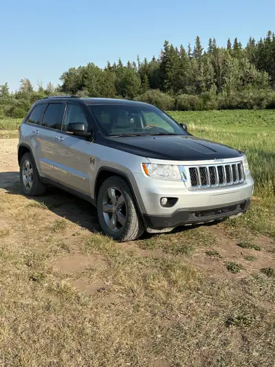 This Jeep Grand Cherokee OVERLAND is in excellent condition, inside and out. Its exterior is shiny,...