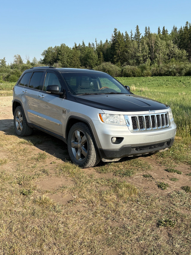 2011 jeep grand Cherokee overland in Cars & Trucks in St. Albert