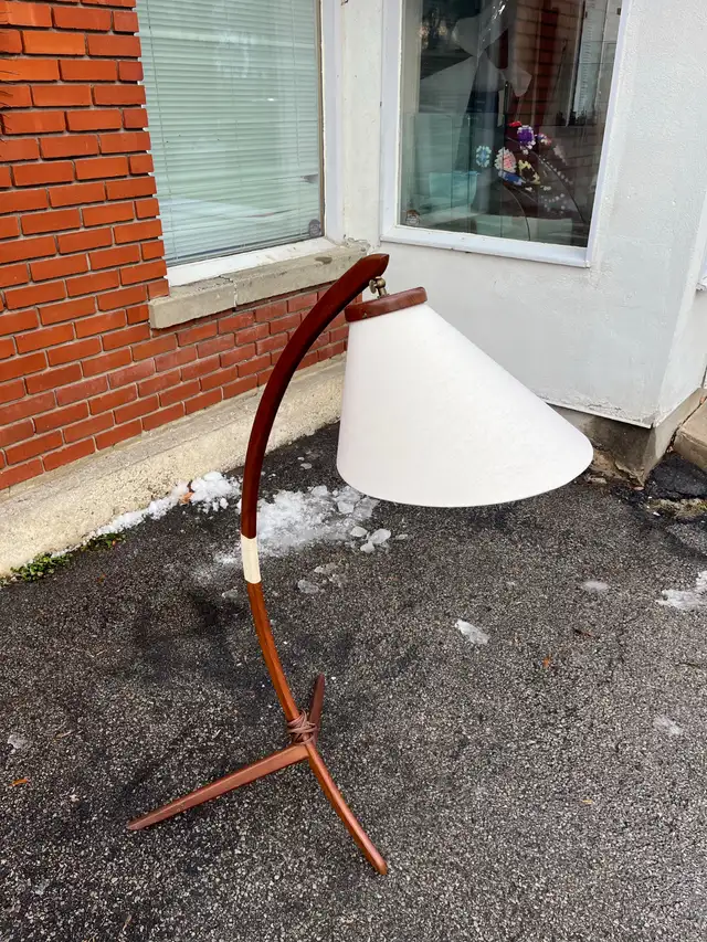 Lampe sur pied vintage en teck danois MCM Teak Bow Arc Lamp in Indoor Lighting & Fans in City of Montréal - Image 11