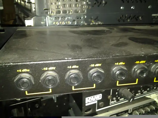 Ebtech Line Level Shifter LLS8 8 Channel 10db +4 Conversion Rack in Other in City of Montréal - Image 5