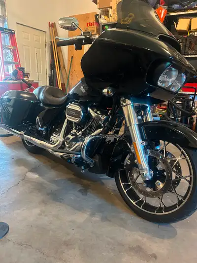 Road Glide Special, 114 cu in., purchased new, 14000 kms GPS, cruise control, traction control, ABS...