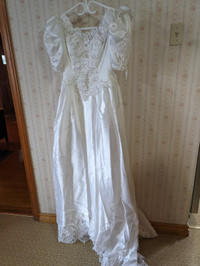 VINTAGE WEDDING DRESS WITH VEIL