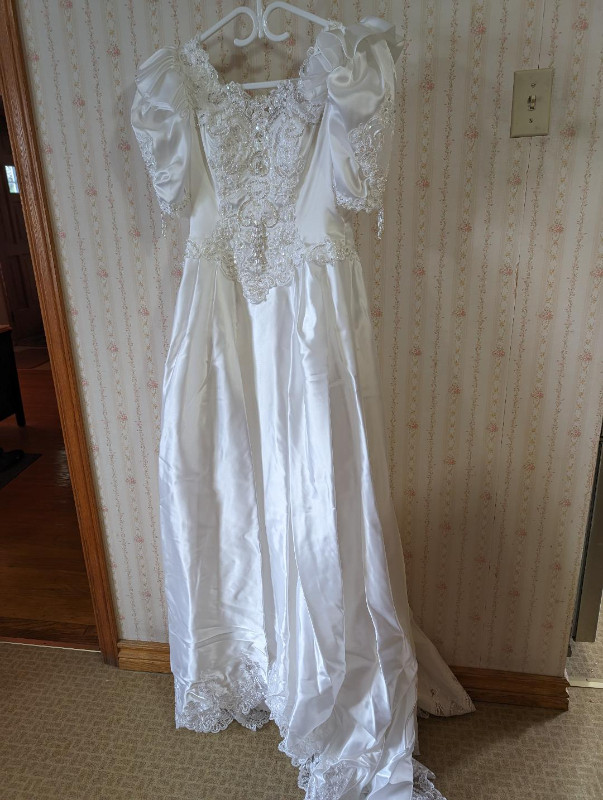 VINTAGE WEDDING DRESS WITH VEIL in Wedding in Hamilton - Image 2