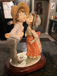 Kissing figurine 