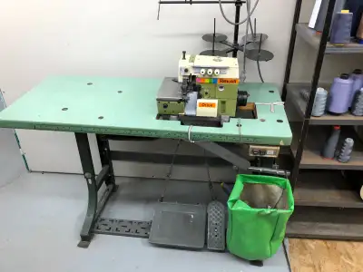 Overlock. 4 fils. Comme neuve. Vient avec table de support en métal. Négociable.
