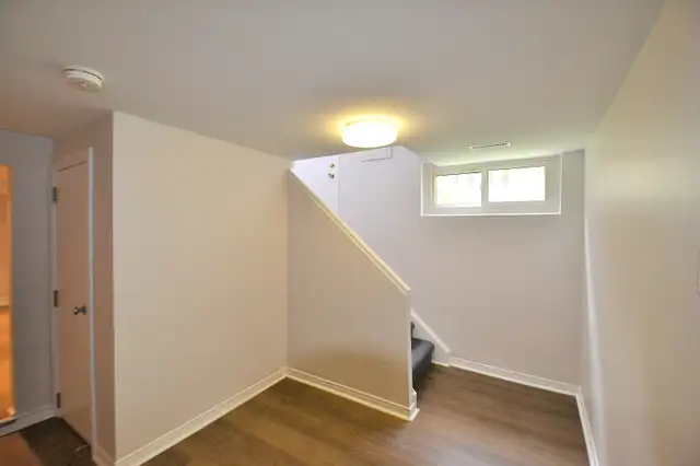 Gorgeous 2 Bedroom + Den House Lower Level Near Fairview Mall62854409185667123