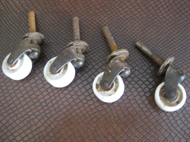 Porcelain caster wheels (antique) - set of 4 in Arts & Collectibles in Ottawa - Image 3