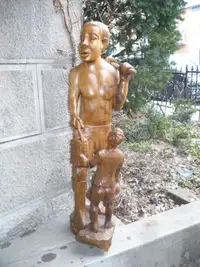 Sculpture en bois d'un père et son fils pour la cueillette