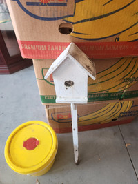 Little lawn birdhouse 