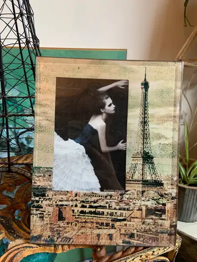 NEW ! STILL IN BOX ! GLASS PICTURE FRAME ! Purchased in the Eastern Townships of Quebec SIZE: 31/2x...