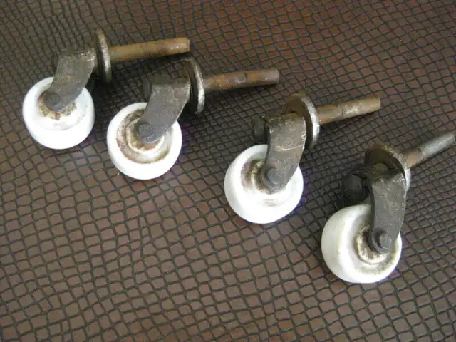 Porcelain caster wheels (antique) - set of 4 in Arts & Collectibles in Ottawa - Image 2