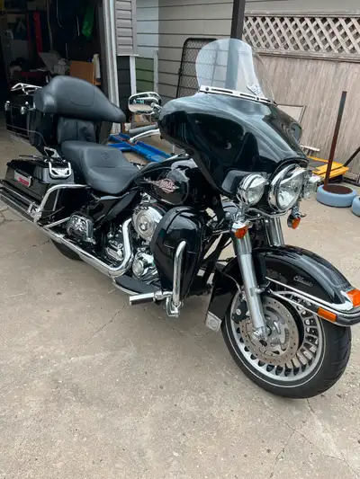 Like new 2010 electric glide classic 14,700 miles /22,000km, runs like a charm all oils changed tire...