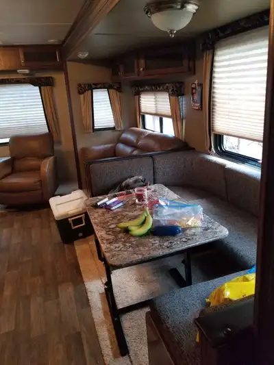 Great condition 2015 keystone hideout, barely used. Located at the beautiful Duck Lake RV and Resort...