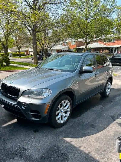 Engine: Straight 6 Cylinder Engine DIESEL 3.0L/182CI L/100Km City: 11.0 L/100Km Hwy: 8.6 Safety Equi...