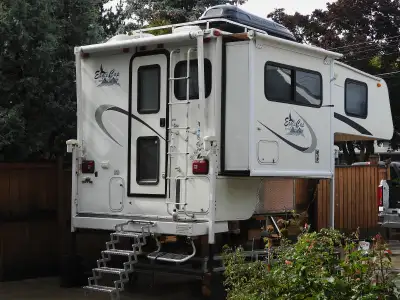 Four season Eagle Cap with 9 foot floor length. Will fit short box trucks. Onan generator, Air condi...