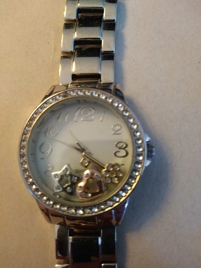 Avon vintage quartz watch for women in Jewellery & Watches in City of Toronto - Image 3