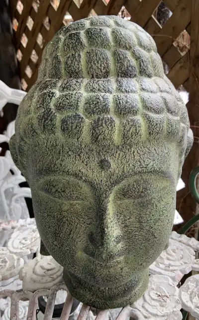 Tête de Bouddha en terre cuite, View more