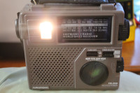GRUNDIG FR-200 AM/FM/SW1/SW2 CRANK POWER EMERGENCY RADIO