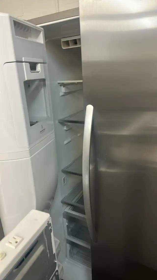 Frigidaire Refrigerator in Refrigerators in City of Montréal - Image 4