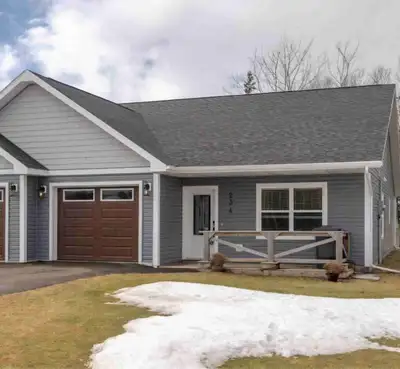 Beautiful half Duplex with single garage located in quiet neighborhood in Stratford available July 1...