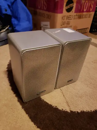 Realistic bookshelf speakers 40w, good working condition