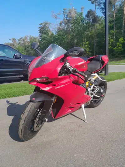 Like New. Clutch Cover. Solo seat. Ducati comfort seat. Plate kit. Radiator shield