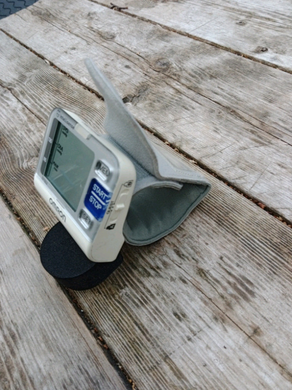Automatic Wrist Blood Pressure Monitor, Fits On Wrist, Batt Inc in Health & Special Needs in Oshawa / Durham Region - Image 2