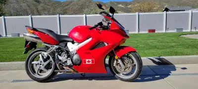 Legendary Honda V-4 (VTEC) engine. A very smooth, bulletproof sport touring bike. Fork seals were ju...