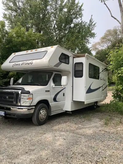 Motorhome: V8 Ford F-150 E-Series, Chassis E-450, Four Winds 27 feet, Gas, original 29570 Km., 2011,...