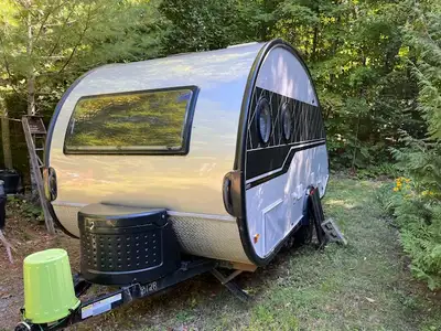 This lightweight travel trailer is loaded with amenities including TV/Radio/CD, Solar Panels, Sink,...