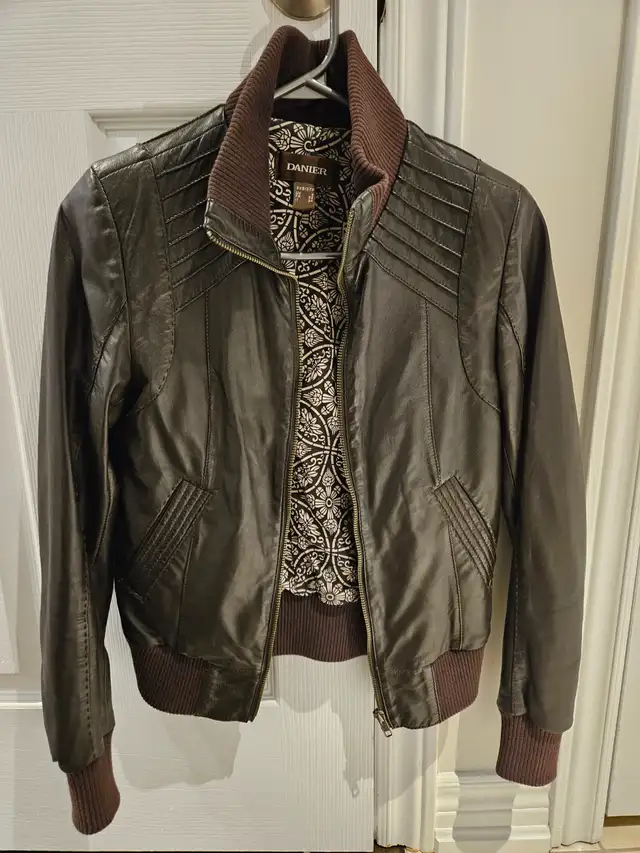 Danier Leather Jacket Women (size 3XS, UK4) in Women's - Tops & Outerwear in Markham / York Region - Image 2