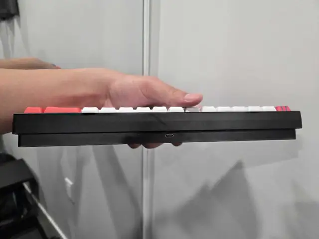 mechanical keyboard, full metal frame. Bluetooth or wired. in Mice, Keyboards & Webcams in Mississauga / Peel Region - Image 5