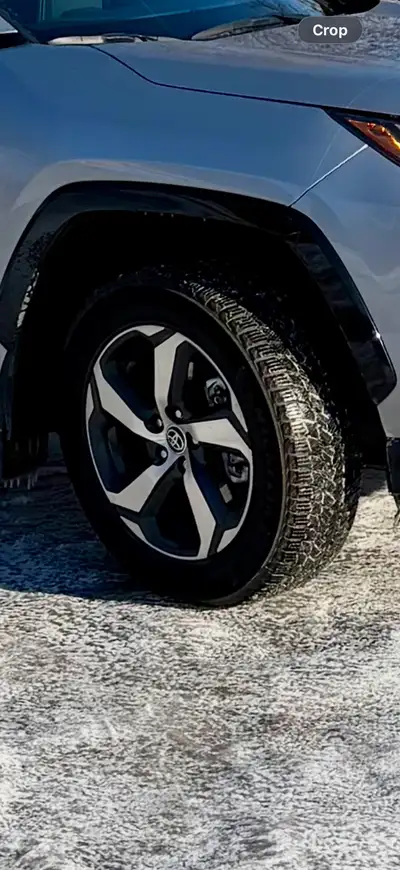 Bonjour, J’offre en vente mes quatre pneus d’hiver, Michelin X- ICE snow 225-60-18. Mags, non inclus...