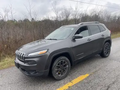 2017 Jeep Cherokee north 4x4 V6 3.2L sunroof, auto car starter, hitch 174km, winter and summer rims,...